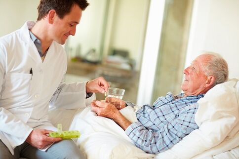 gydytojas duoda tabletes nuo prostatito